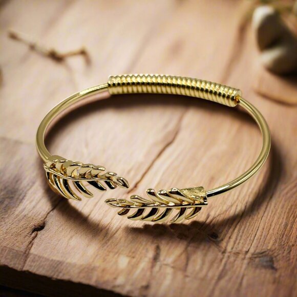 18K Gold Plated Laurel Leaf Bangle Bracelet - Picture 4 of 6
